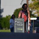 En esta fotografía de archivo, la gente llega al Viejo Mundo Huntington Beach, donde la Dra. Sherri Tenpenny estaba programada para hablar en la "Cruzada de la Libertad presenta a la Dra. Sherri Tenpenny", el 5 de agosto de 2021 en Huntington Beach, California. - Para Sherri Tenpenny, Dios está del lado de quienes rechazan las vacunas Covid-19. Ganar dinero, dicen los críticos, es la vocación más alta del osteópata de Ohio. Desde una membresía anual de podcast premium de $ 240 hasta seminarios web de $ 165 sobre por qué la gente "no debería tomar la inyección", suplementos de salud y hablar en público con boleto, Tenpenny dirige una empresa en expansión basada en activismo por las vacunas, desdén por las máscaras y las pruebas, y negaciones de que el Covid-19 sea real. Una investigación de la AFP descubrió que la viuda de 63 años desarrolló un negocio en torno al escepticismo pandémico al mismo tiempo que le debe a las autoridades fiscales de EE. UU. al menos la mitad un millón de dólares. A principios de este año, Tenpenny fue nombrado uno de los peores propagadores conocidos de falsedades, mitos y declaraciones engañosas sobre las vacunas, un grupo al que el Centro sin fines de lucro para contrarrestar el odio digital apodó la "Docena de la desinformación". (Foto de Robyn Beck / AFP)