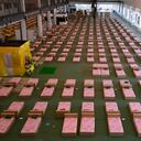 Un hospital de campaña de 1.800 camas se instaló dentro de un edificio de carga en el Aeropuerto Internacional Don Mueang en Bangkok, Tailandia, el jueves 29 de julio de 2021.Las autoridades sanitarias se apresuraron el jueves a establecer otro gran hospital de campaña en la capital de Tailandia, según registró el país. un récord en casos y muertes por COVID-19. El hospital, uno de los muchos que ya están en uso, se estaba instalando en uno de los dos aeropuertos internacionales de Bangkok después de que la capital se quedara sin camas de hospital para miles de residentes infectados. Foto: AP / Sakchai Lalit