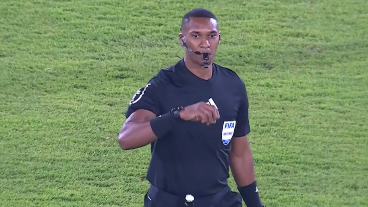 Diego Ulloa, árbitro de Santa Fe vs. Atlético Nacional