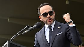 ABelardo de la Espriella presidente de Colombia toma de Mando de los comandantes del Ejército, la fuerza aérea, Armada Nacional y Policía Nacional. Reconocimiento de tropas en la Escuela Militar José María Córdoba.