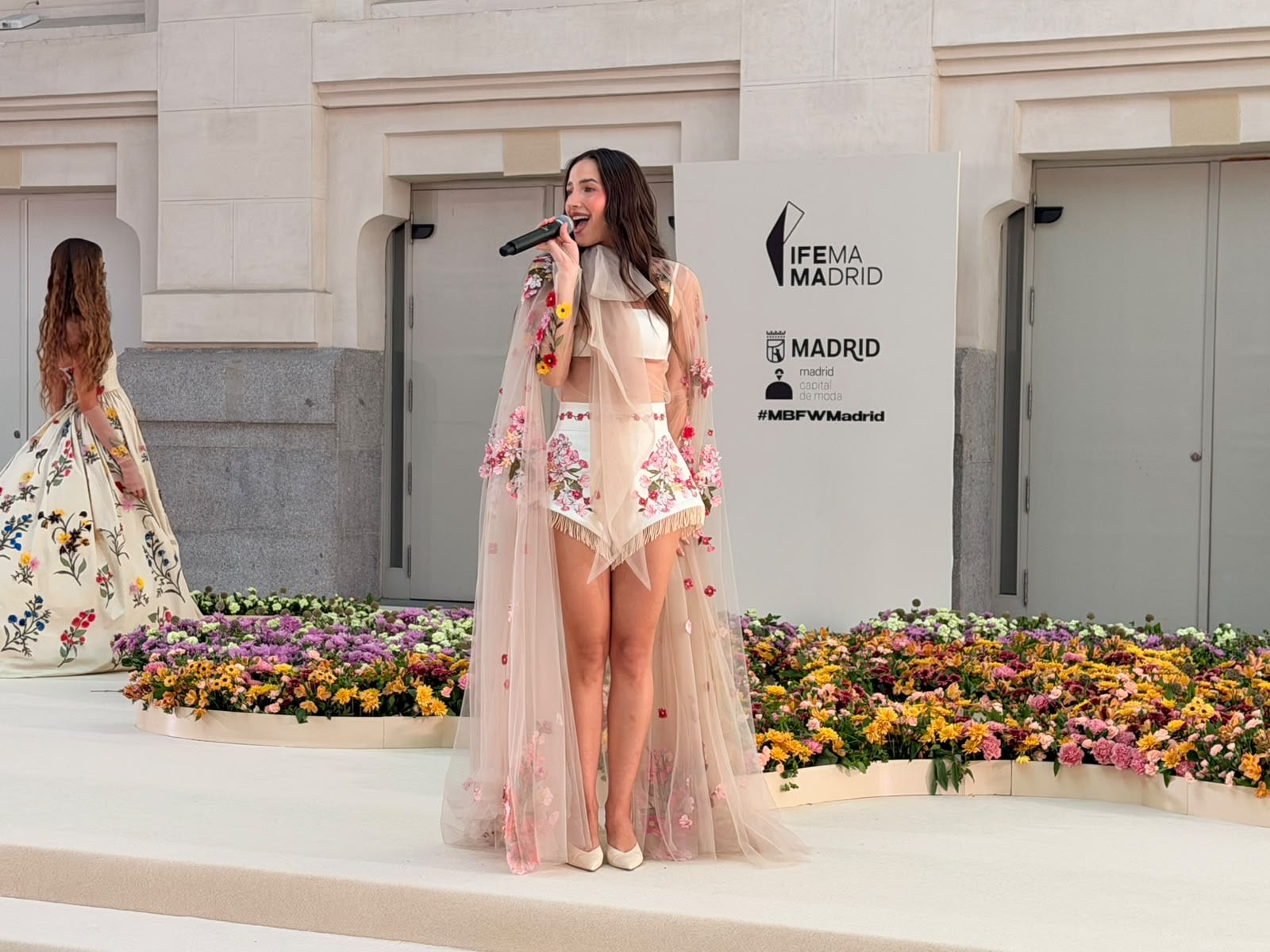 La artista Aria Vega canto en vivo en la pasarela de Agua by Agua Bendita en la galería de cristal en el Palacio de Cristal en la Mercedes Benz Fashion Week Madrid.