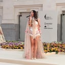 La artista Aria Vega canto en vivo en la pasarela de Agua by Agua Bendita en la galería de cristal en el Palacio de Cristal en la Mercedes Benz Fashion Week Madrid.