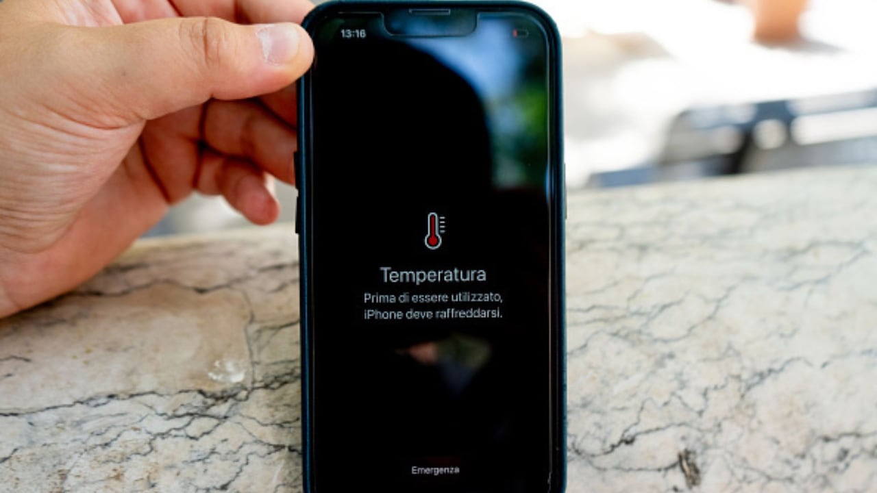 El sobrecalentamiento del iPhone es una de las causas más comunes por las que el dispositivo comienza a funcionar lento.