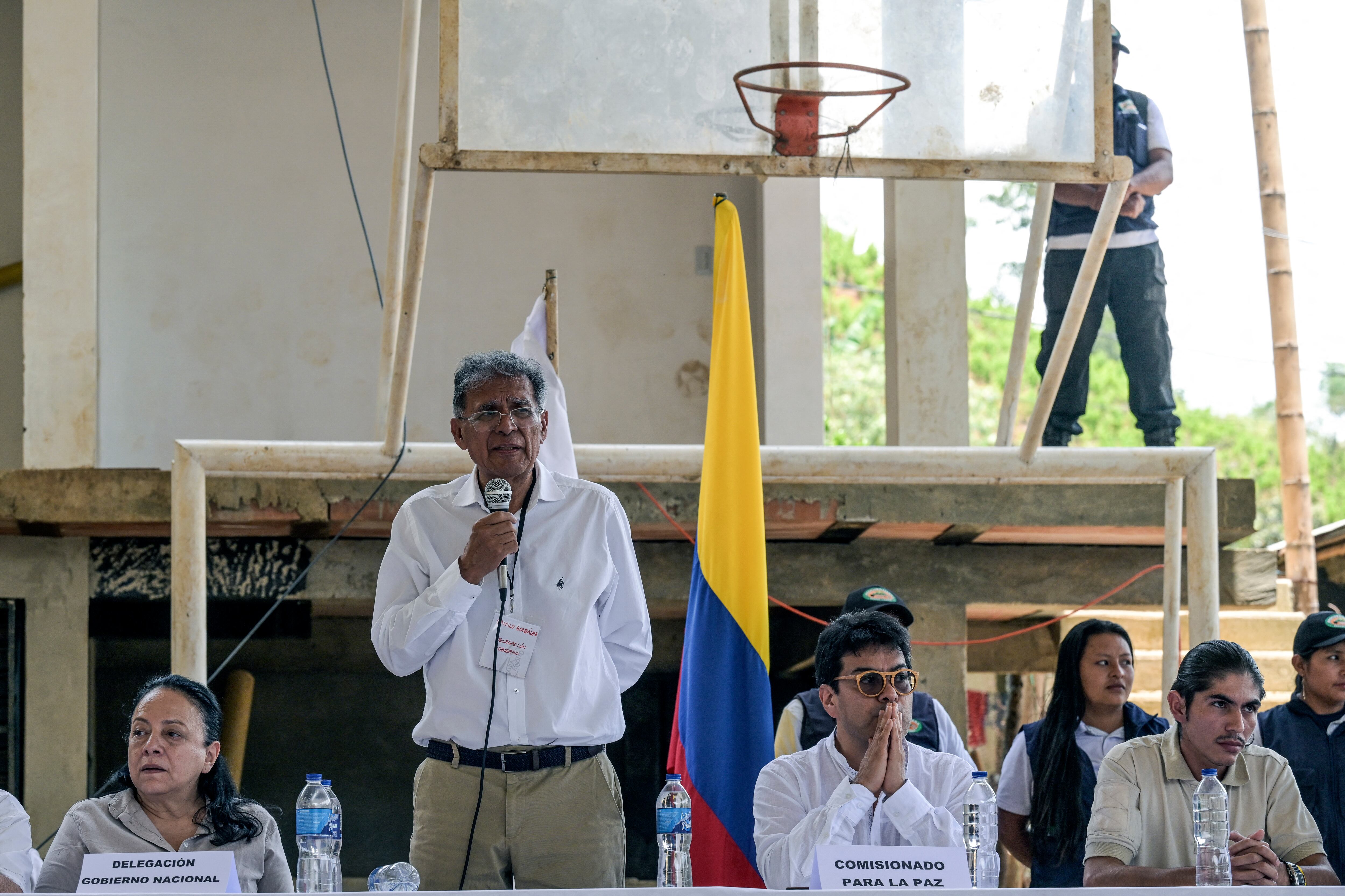 El coordinador de la delegación del Gobierno colombiano, Camilo González, habla junto al comisionado de Paz de Colombia, Danilo Rueda (C-R), durante el anuncio de conversaciones de paz entre el Gobierno colombiano y una facción disidente de la guerrilla de las FARC que se autodenomina Estado Mayor Central. (EMC), cerca de la ciudad de Suárez, departamento de Cauca, Colombia, el 19 de septiembre de 2023. El gobierno colombiano y la facción disidente del grupo guerrillero FARC que se desarmó en 2017, dijeron el martes que observarán un alto el fuego y mantendrán conversaciones de paz. desde el 8 de octubre.
JOAQUÍN SARMIENTO / AFP