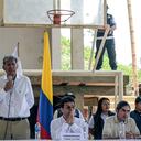 El coordinador de la delegación del Gobierno colombiano, Camilo González, habla junto al comisionado de Paz de Colombia, Danilo Rueda (C-R), durante el anuncio de conversaciones de paz entre el Gobierno colombiano y una facción disidente de la guerrilla de las FARC que se autodenomina Estado Mayor Central. (EMC), cerca de la ciudad de Suárez, departamento de Cauca, Colombia, el 19 de septiembre de 2023. El gobierno colombiano y la facción disidente del grupo guerrillero FARC que se desarmó en 2017, dijeron el martes que observarán un alto el fuego y mantendrán conversaciones de paz. desde el 8 de octubre.
JOAQUÍN SARMIENTO / AFP