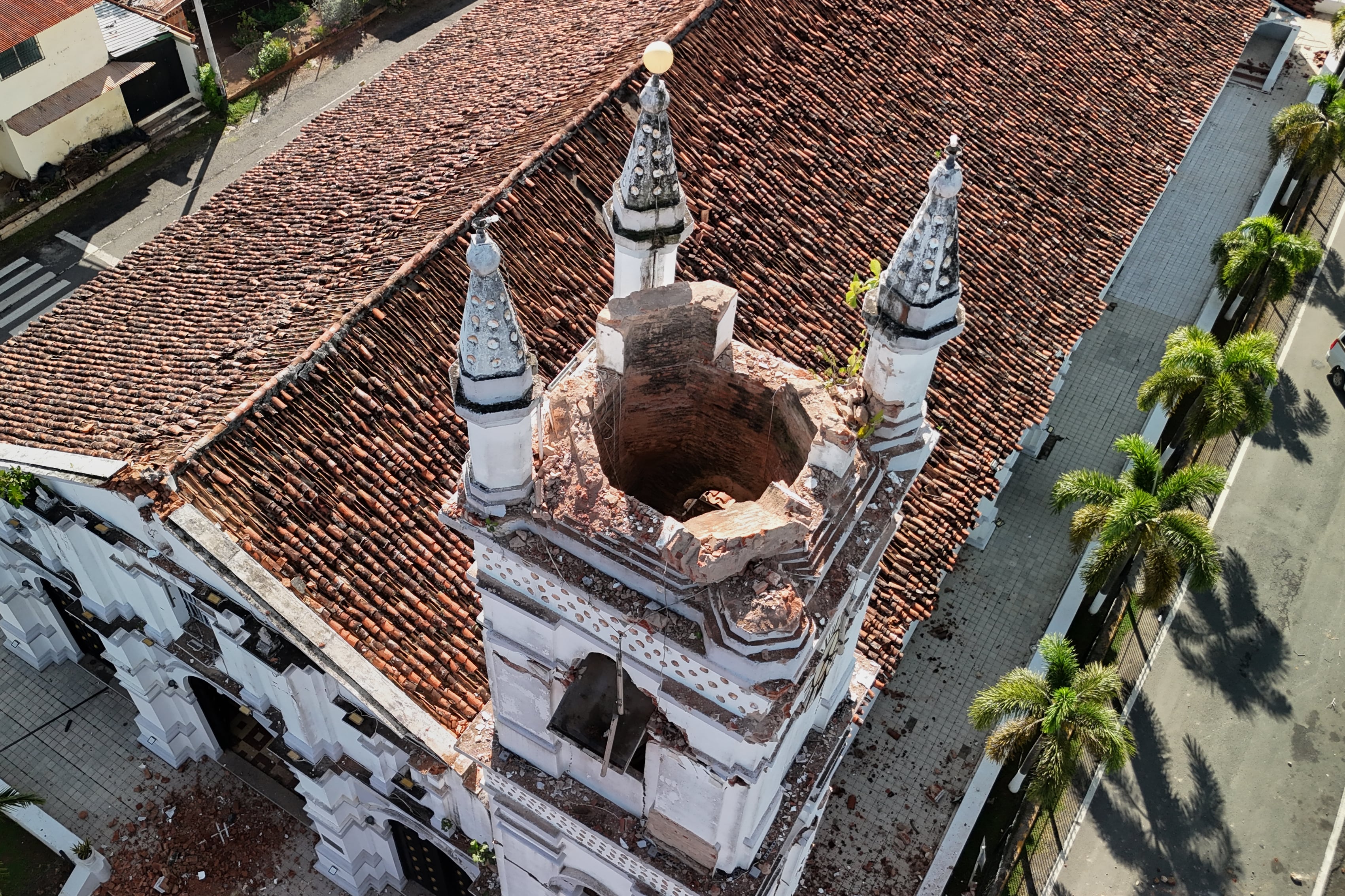 La torre de una iglesia resulta dañada tras un terremoto que sacudió Villa de los Santos, Panamá.