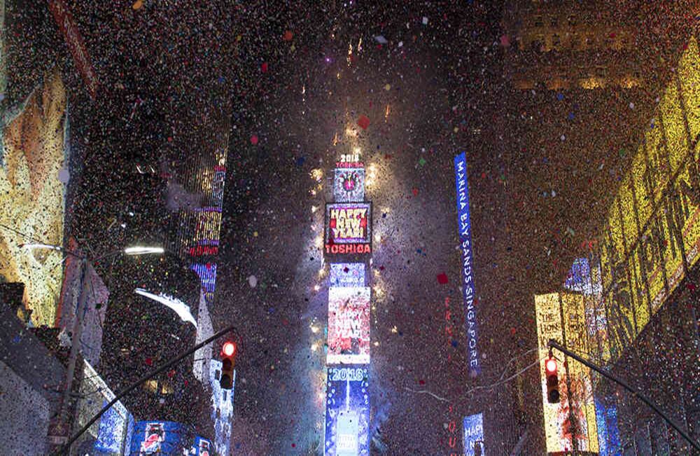 La tradicional celebración en Times Square (Nueva York) estuvo marcada por el intenso frío que azota la costa este de los Estados Unidos. Foto de AFP 