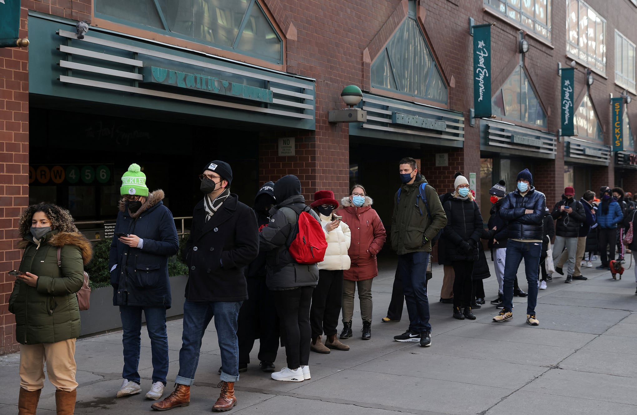 Largas filas para refuerzos y pruebas a medida que aumentan los casos de Omicron