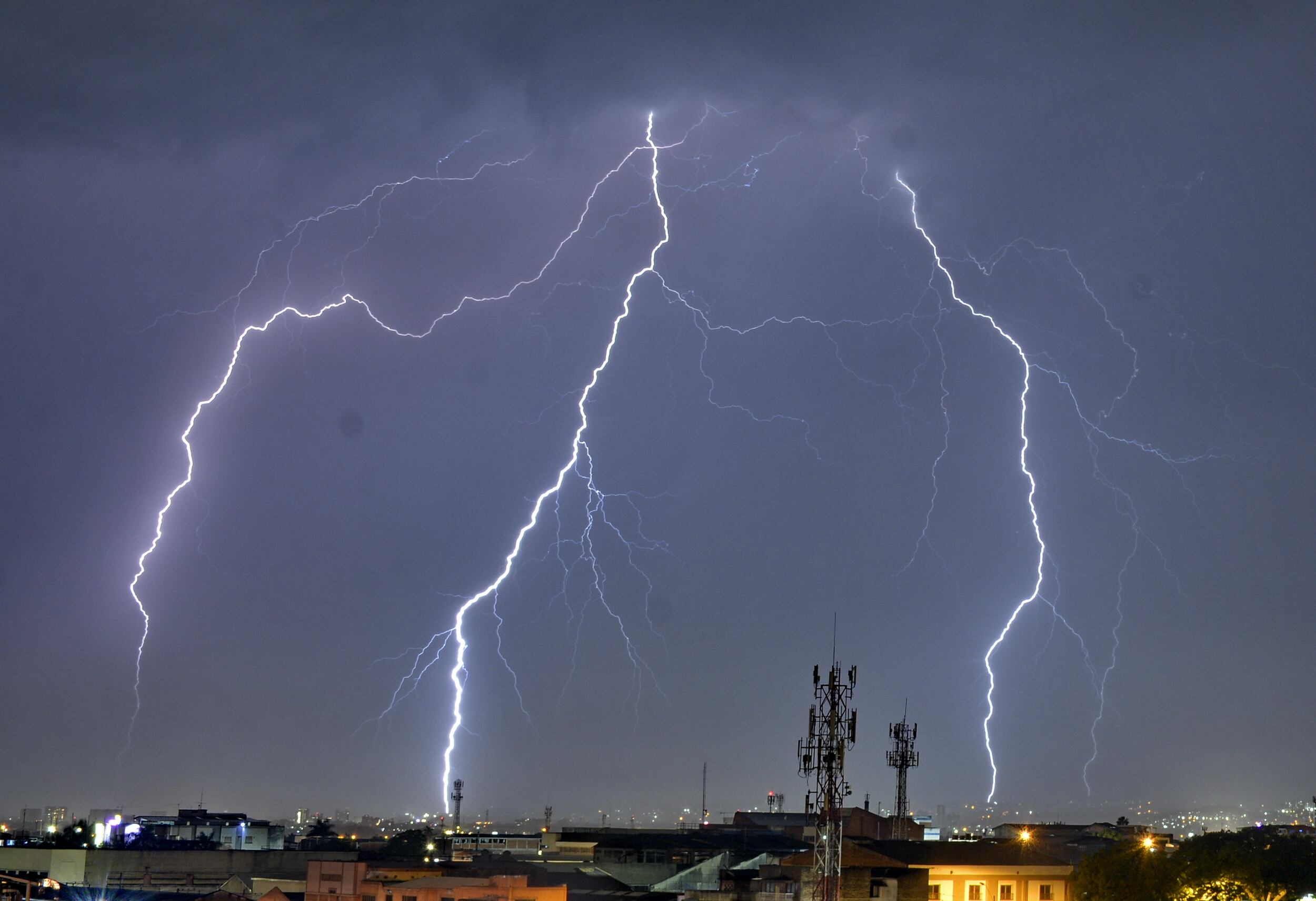 En medio de Fenómeno del Niño, se están presentando fuertes aguaceros con tormentas eléctricas, que tienen a los caleños sin saber si viene una ola de calor o de lluvias. Sin embargo, muchos agradecen estos aguaceros que refrescan la Sultana del Valle.