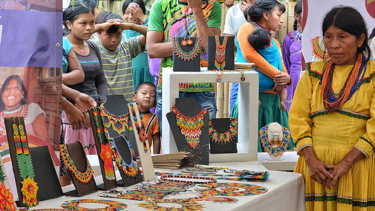 Mujer embera katío beneficiaria del proyecto IUJA, expone sus artesanías en el resguardo Gitó Dokabú.
