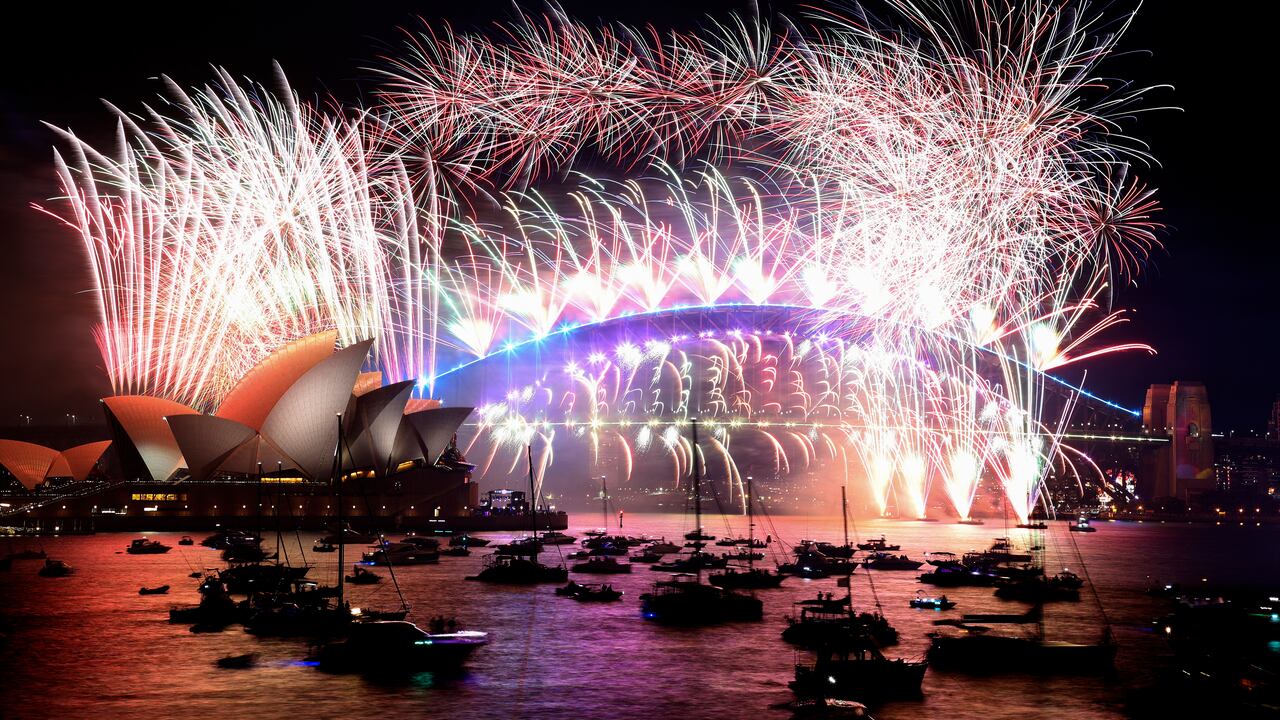 Pese al aumento de casos de covid-19 en el mundo. Algunas ciudades mantuvieron las celebraciones habituales de fin de año. (Photo by DAVID GRAY / AFP)