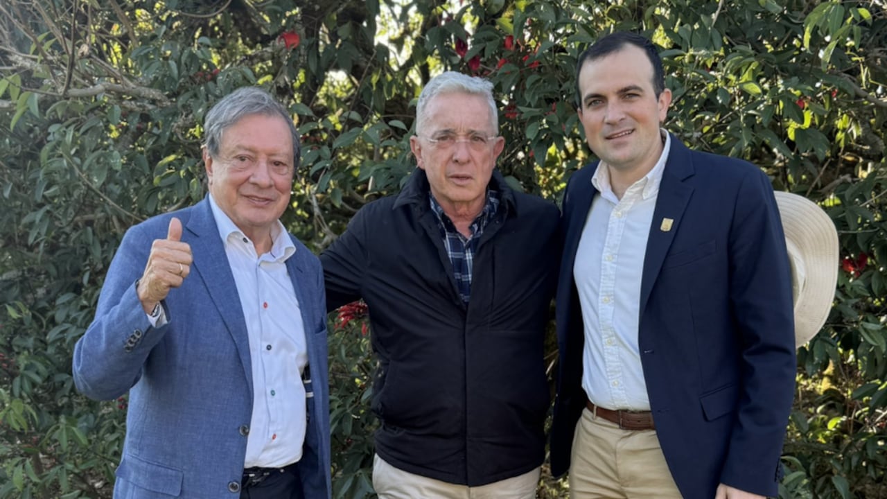 Álvaro Uribe, Mario Hernández y Alejandro de Bedout.