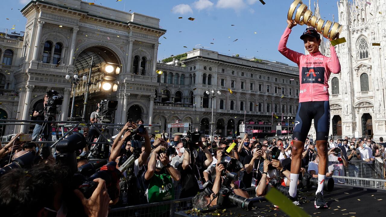 Egan Bernal celebrando en Milán el título del Giro de Italia 2021