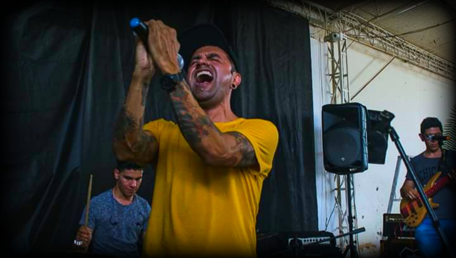 Fabián Castro, vocalista de la agrupación Dafne Marahuntha, cerró el Festival Chaparral Quiere Rock entre gritos y aplausos de sus seguidores.