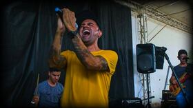 Fabián Castro, vocalista de la agrupación Dafne Marahuntha, cerró el Festival Chaparral Quiere Rock entre gritos y aplausos de sus seguidores.