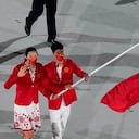 Zhu Ting y Zhao Shuai, de China, llevan la bandera de su país durante la ceremonia de apertura en el Estadio Olímpico de los Juegos Olímpicos de Verano de 2020, el viernes 23 de julio de 2021 en Tokio. Foto: AP / Morry Gash.