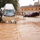 Un hombre camina por calles inundadas en Valencia, España, el miércoles 30 de octubre de 2024.