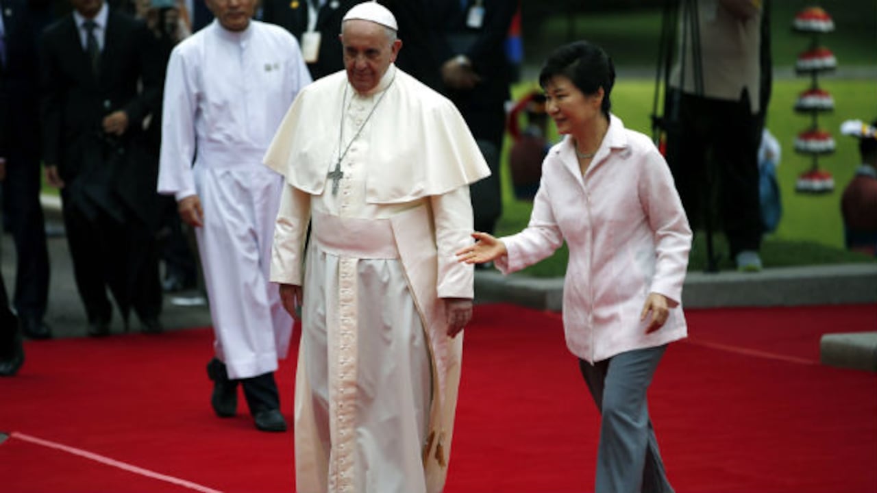 El papa Francisco, acompañado por la presidenta surcoreana, Park Geun-hye, asiste a una ceremonia de bienvenida en el jardín de la Casa Azul en Seúl, Corea del Sur, el 14 de agosto del 2014. El pontífice hace una visita de cinco días en su primer viaje a Asia.
