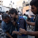 Palestinos luego de un bombardeo israelí en Khan Younis, Franja de Gaza.