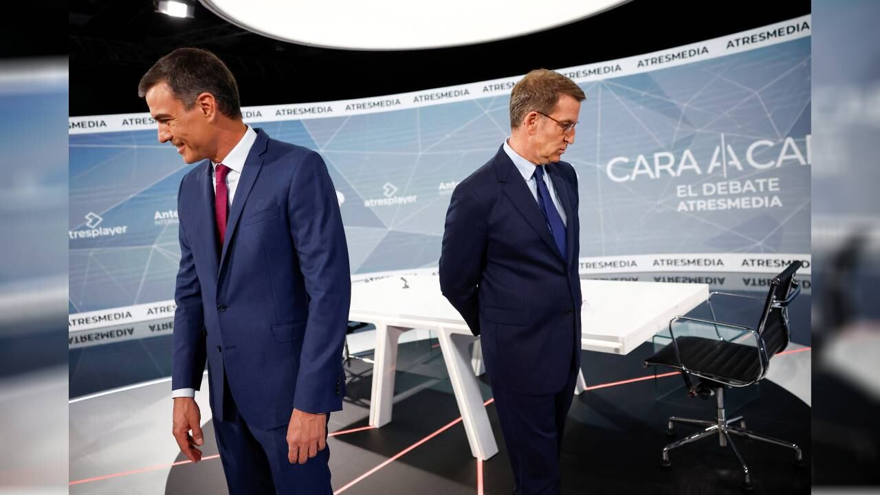 El candidato del Partido Popular Español, Alberto Núñez Feijoo, y el presidente del gobierno y candidato socialista de España, Pedro Sánchez, antes de un debate televisado.