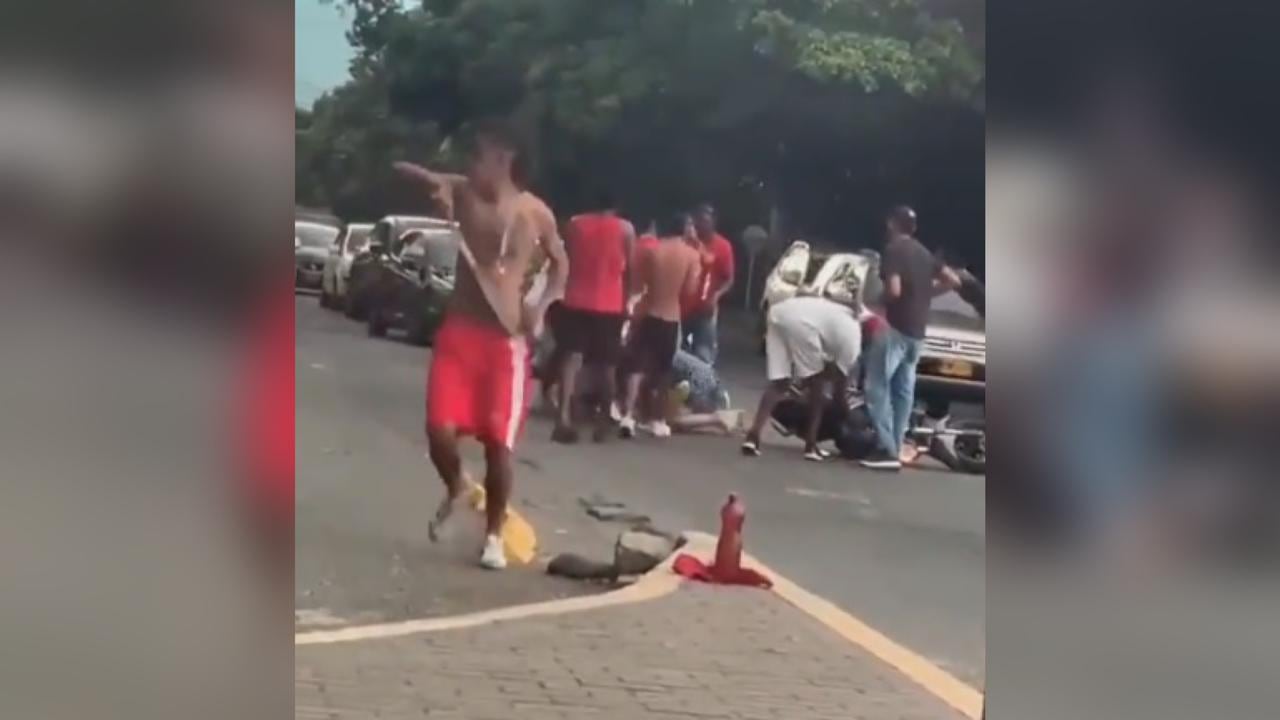 Los hinchas del América implicados en el ataque portaban tremendos machetes.