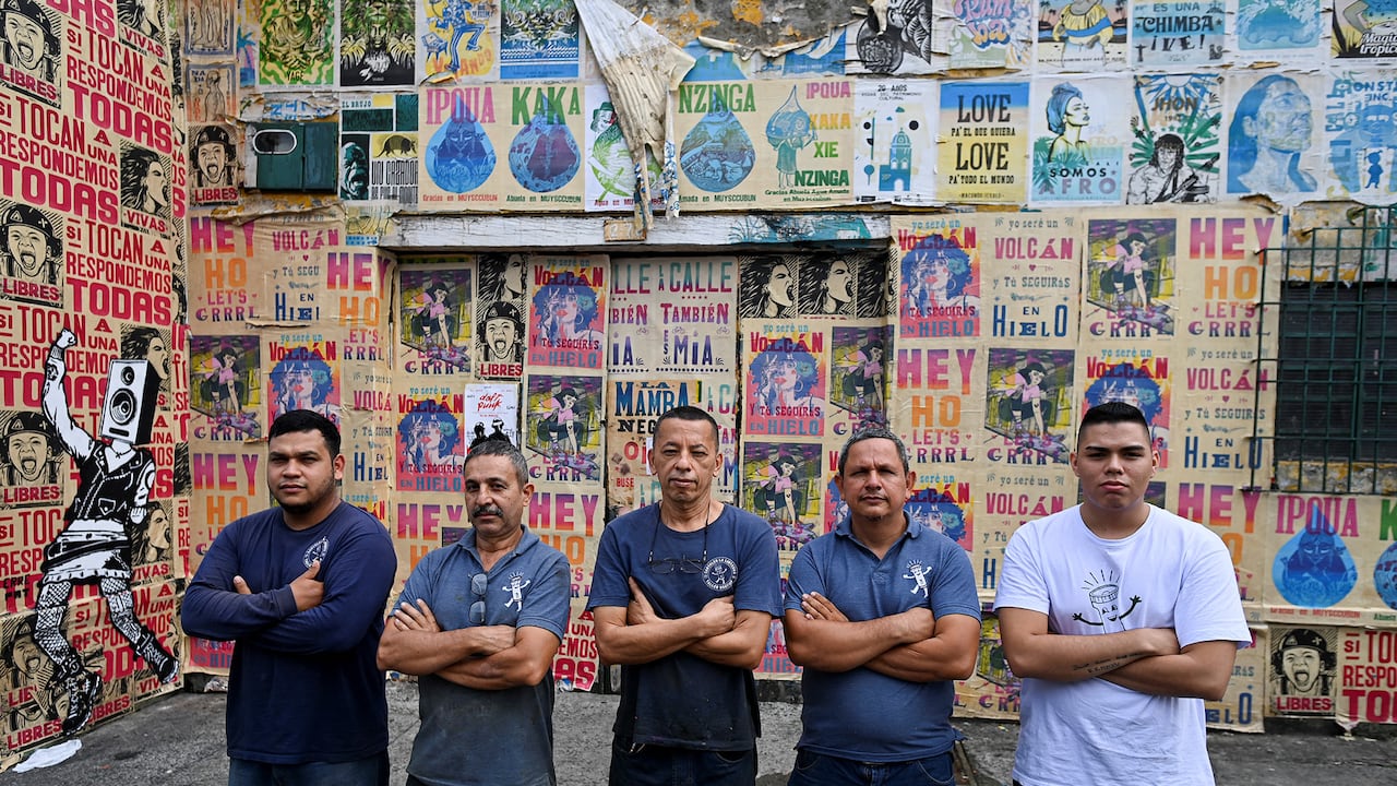 (De izquierda a derecha) David Otalvaro, Jaime García, Olmedo Franco, Héctor Otalvaro y Dilan Franco, trabajadores y propietarios de la imprenta La Linterna posan para una foto en Cali, Colombia, el 15 de marzo de 2021. En el corazón del distrito colonial de Cali, la imprenta La Linterna se estaba extinguiendo lentamente hasta que diseñadores gráficos y artistas callejeros reavivaron este faro de la tipografía tradicional. Foto de Luis Robayo / AFP