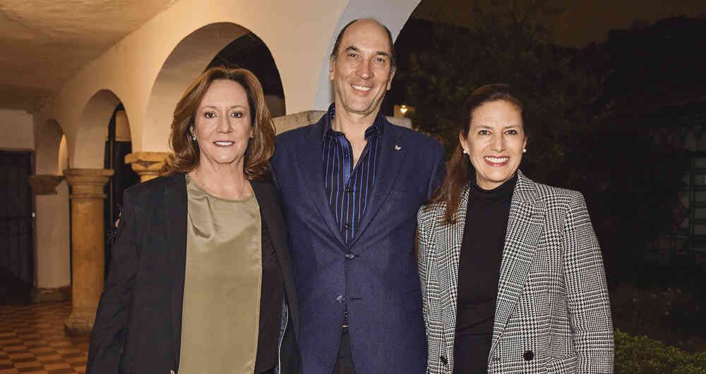 Juanita Santos, Juan Carlos Rojas y Ana María Fries.