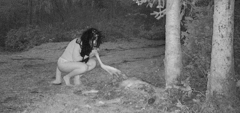 En las imágenes se ve a las mujeres, al parecer hambrientas completamente desnudas, excepto por lo que parecen taparrabos sobre sus partes inferiores.