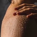 Foto de referencia de gotas de agua sobre la piel de una mujer