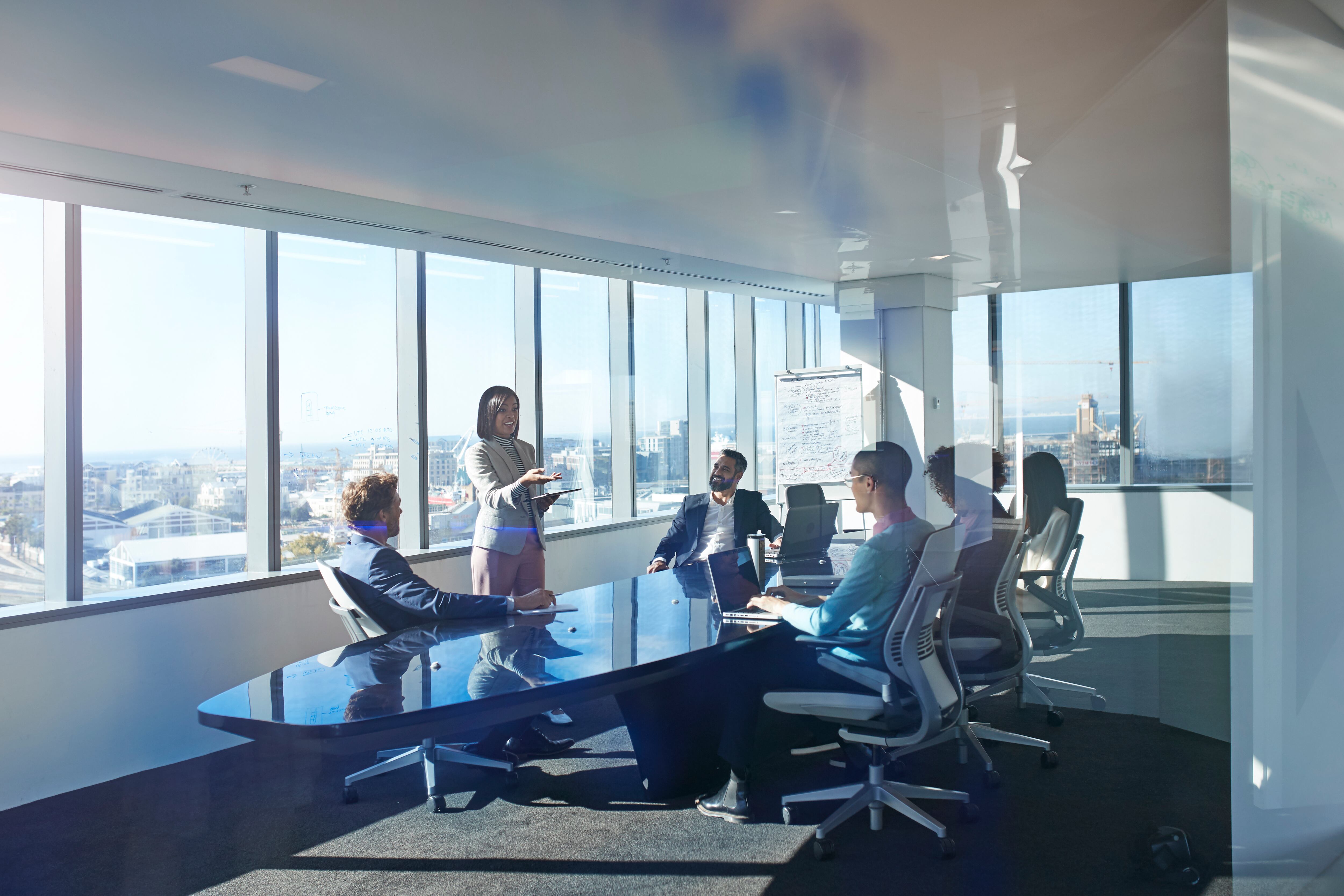 Empresarios modernos y elegantes que trabajan en un increíble espacio de oficina original y futurista.