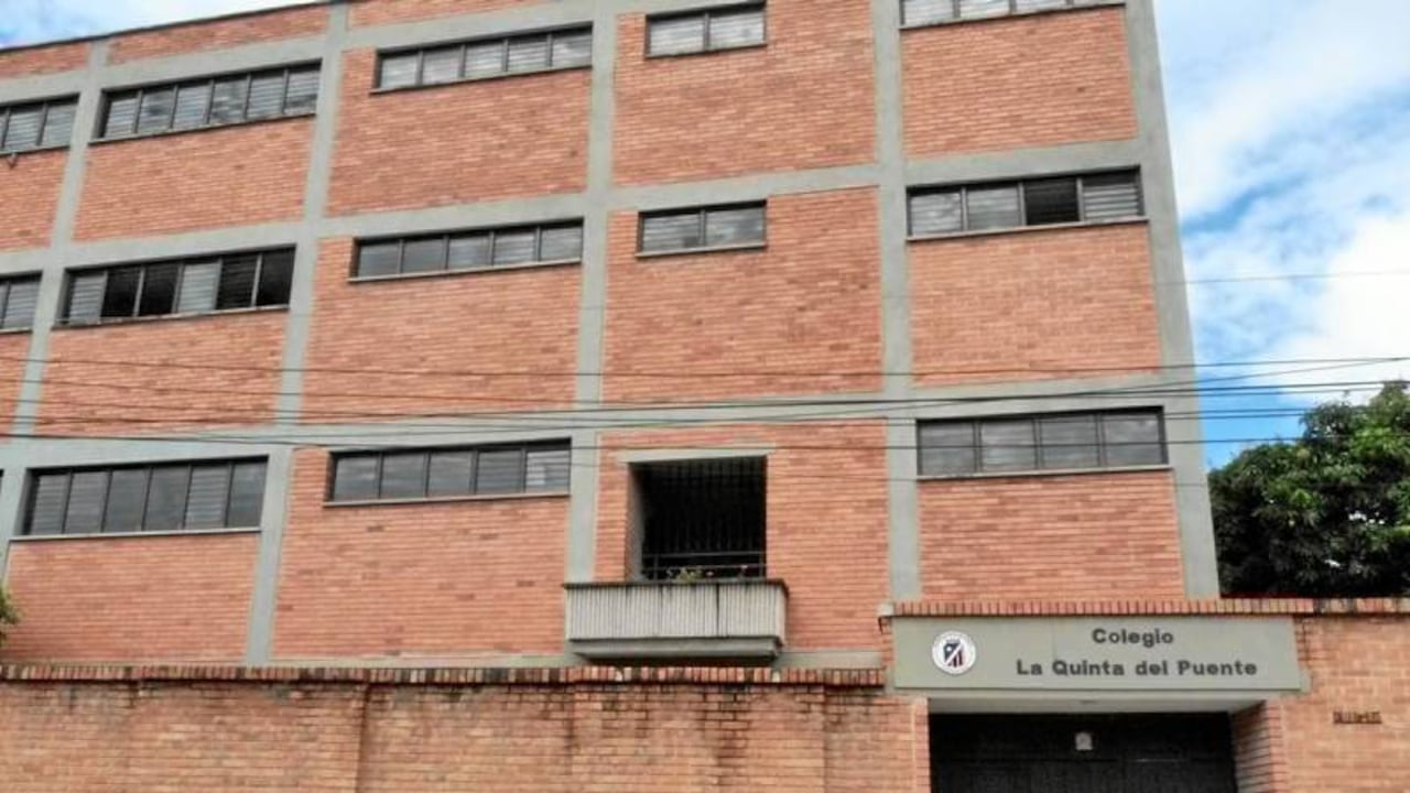El colegio fue fundado en octubre de 1977.