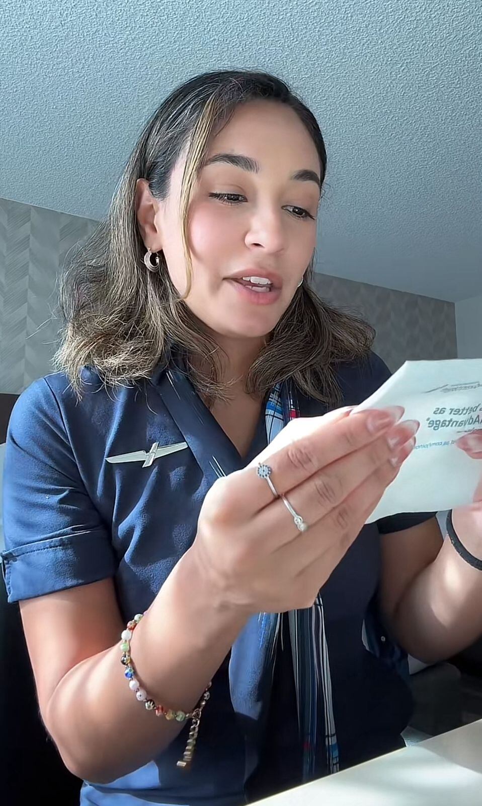 La mujer leyó en voz alta la nota y los comentarios al video no se hicieron esperar