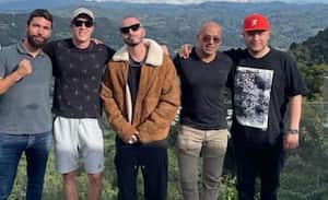 El cantante publicó fotos con sus amigos de la infancia y recibió algunos comentarios graciosos. Foto: tomada de Instagram @jbalvin