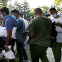 Los migrantes fueron trasladados a una base militar. Foto: AFP