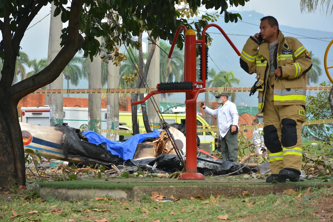 Accidente de avioneta de la FAC en Cali. Foto: Jorge Orozco / El País.