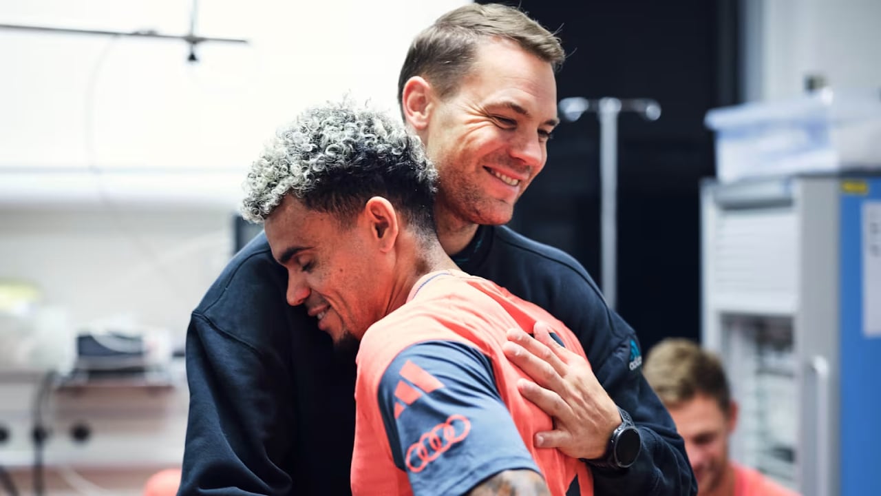 Luis Díaz recibiendo la bienvenida por parte de Manuel Neuer
