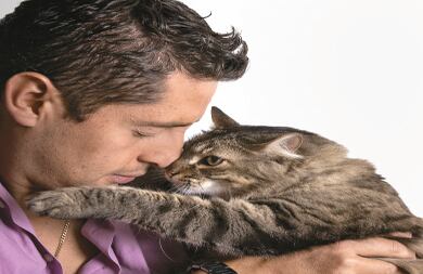 “Cuando Edgar murió, no quería sus bienes, solo el reconocimiento de que fui su pareja”.  John Alfonso buscó por medio de un litigio judicial los derechos de sucesión de su compañero Edgar Hernández. Su gato Mirringo es el ‘hijo’ que le quedó de ese amor. 