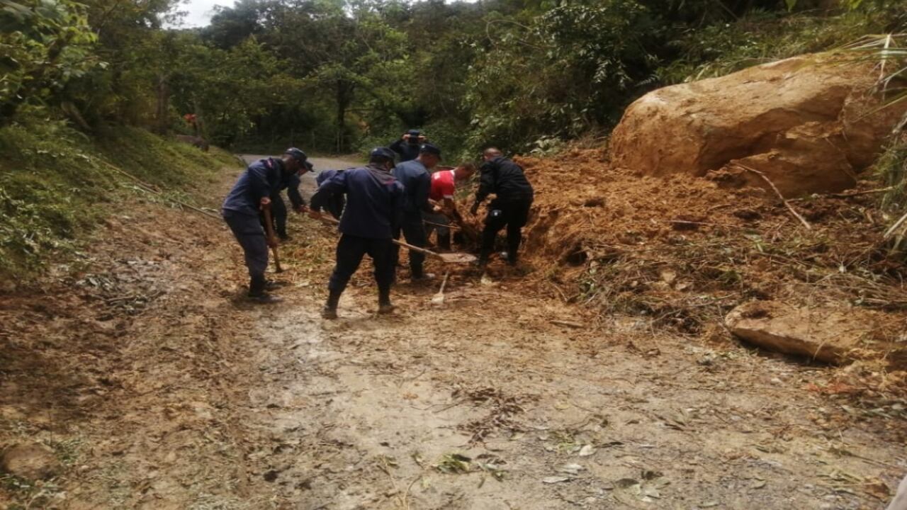 Soldados en conjunto con la comunidad realizan la remoción de escombros en el municipio de San Carlos, Antioquia.