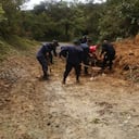 Soldados en conjunto con la comunidad realizan la remoción de escombros en el municipio de San Carlos, Antioquia.
