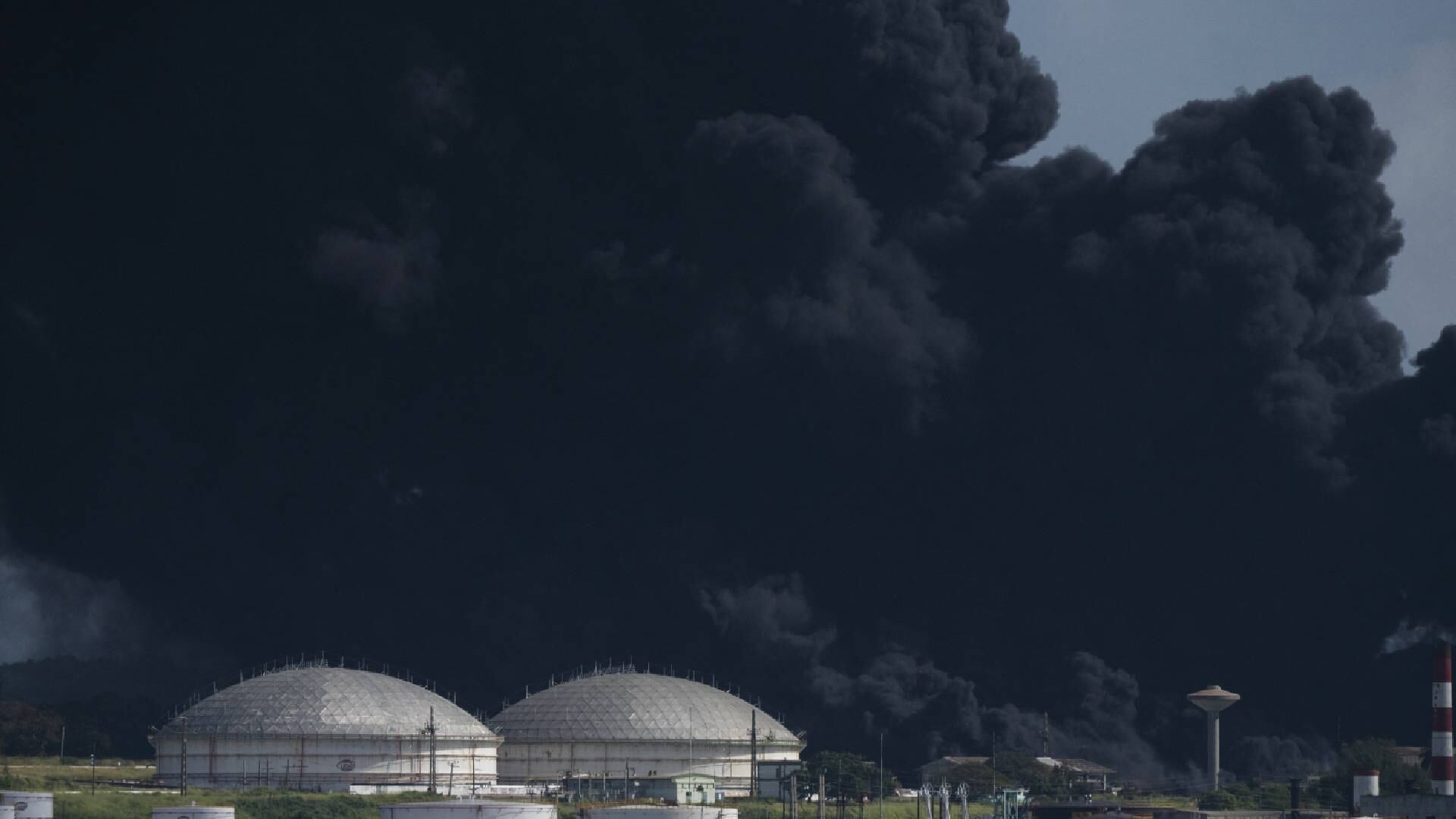 La explosión se registró en dos tanques de combustible en la ciudad de Matanzas, en el oeste de Cuba.