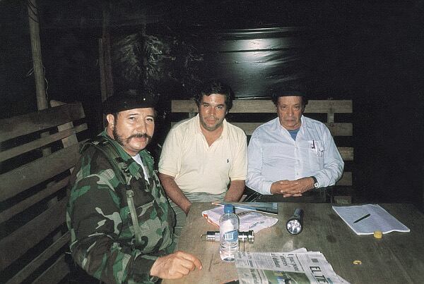 Victor G Ricardo (centro) fue comisionado de Paz durante el gobierno del presidente Andrés Pastrana. Lideró la primera fase de las negociaciones en el Caguán y conoció de cerca a los miembros del secretariado de las Farc, entre los que se encontraba el 'Mono Jojoy'. Tras conocer de su muerte, el ex comisionado aseguró que para las Farc el ‘Mono Jojoy’ era como el equivalente al comandante del Ejército. “Es un golpe a su estrategia militar y a la moral de esta organización". 