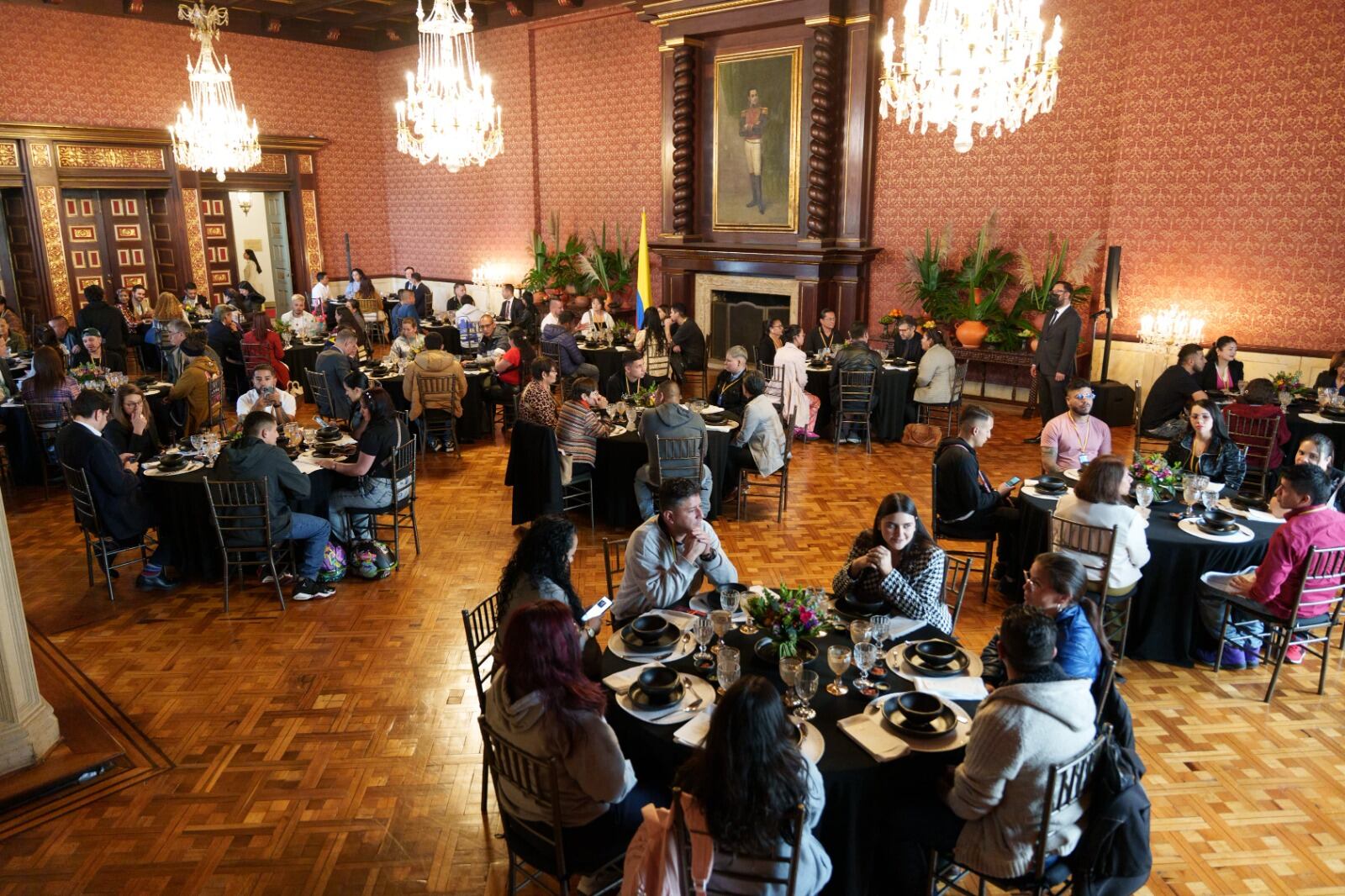 La canciller Laura Sarabia ofreció un almuerzo a cien connacionales.