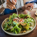 "Las verduras de hoja son un alimento básico en las dietas saludables para el cerebro", explica Naidoo. Foto: Getty images.