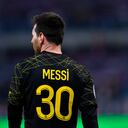 Leo Messi de Paris Saint-Germain mira durante el partido de la Ligue 1 entre AJ Auxerre y Paris Saint-Germain en el Stade Abbe Deschamps el 21 de mayo de 2023 en Auxerre, Francia. (Photo by Aurelien Meunier - PSG/PSG via Getty Images)
