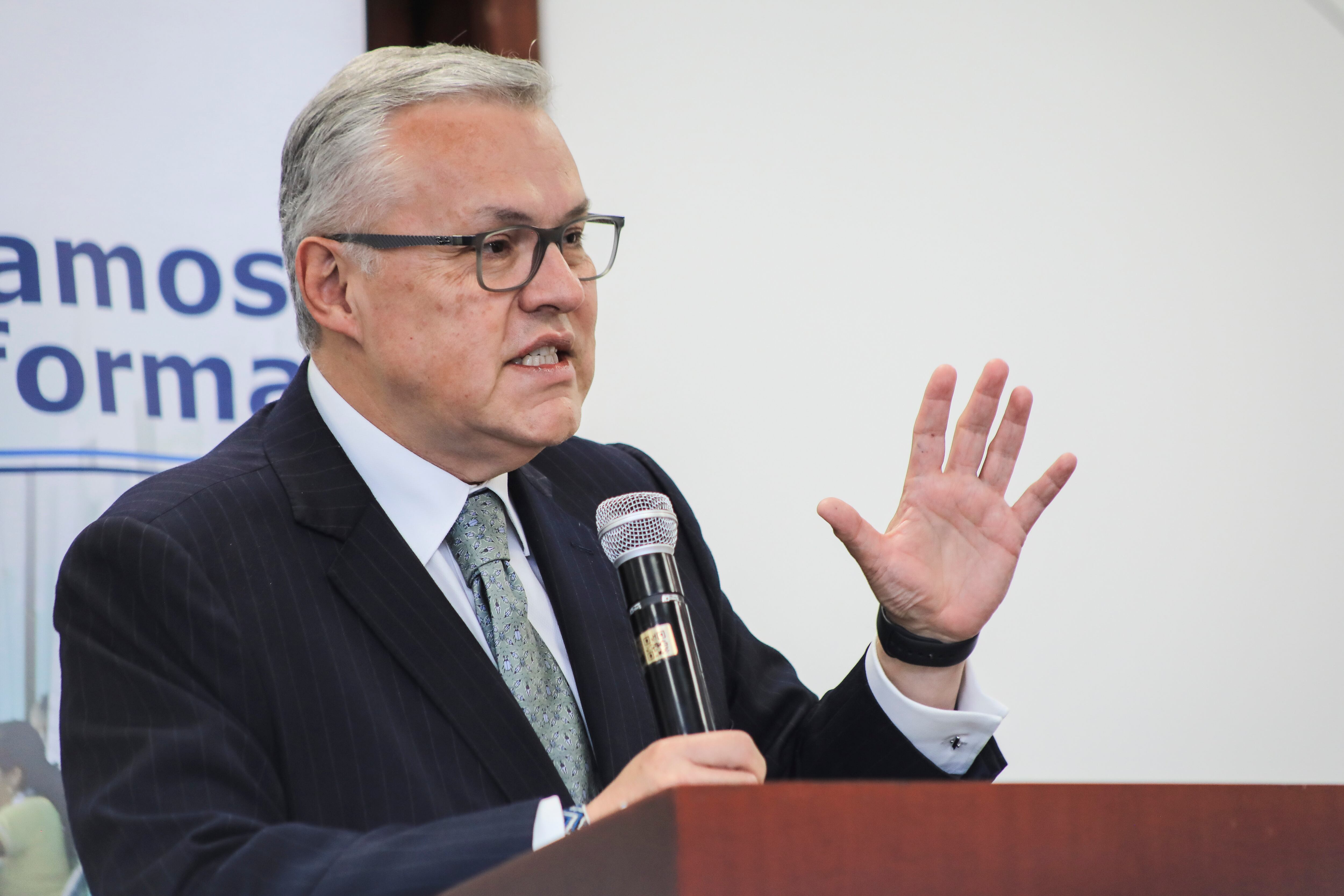 Nestor Osuna
Ministro de Justicia