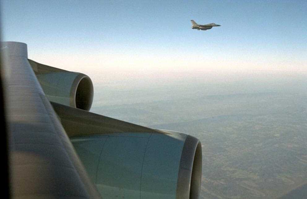 El Air Force One escoltado por un F16 mientras trasladaba al presidente a Lusiana. / Foto: Eric Draper