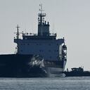 Una fotografía tomada el 31 de octubre de 2022 muestra un buque de carga cargado con granos que se inspecciona en el área de fondeo de la entrada sur del Bósforo en Estambul. - Los buques de carga cargados con cereales y otros productos agrícolas abandonaron los puertos de Ucrania el 31 de octubre de 2022 a pesar de la decisión de Rusia de retirarse de un acuerdo histórico diseñado para aliviar una crisis alimentaria mundial. Como uno de los intermediarios del acuerdo de granos, Turquía ha intensificado la diplomacia con los dos países en guerra en un intento por salvarlo, ya que Rusia advirtió que continuar haciendo cumplir el acuerdo sin su participación sería "peligroso". (Foto de Ozan KOSE / AFP)