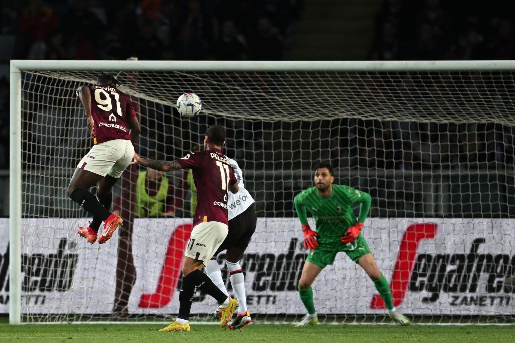 Duván Zapata celebra el primer gol de su equipo durante el partido de la Serie A entre el Torino y el Milán en el Stadio Olimpico di Torino.