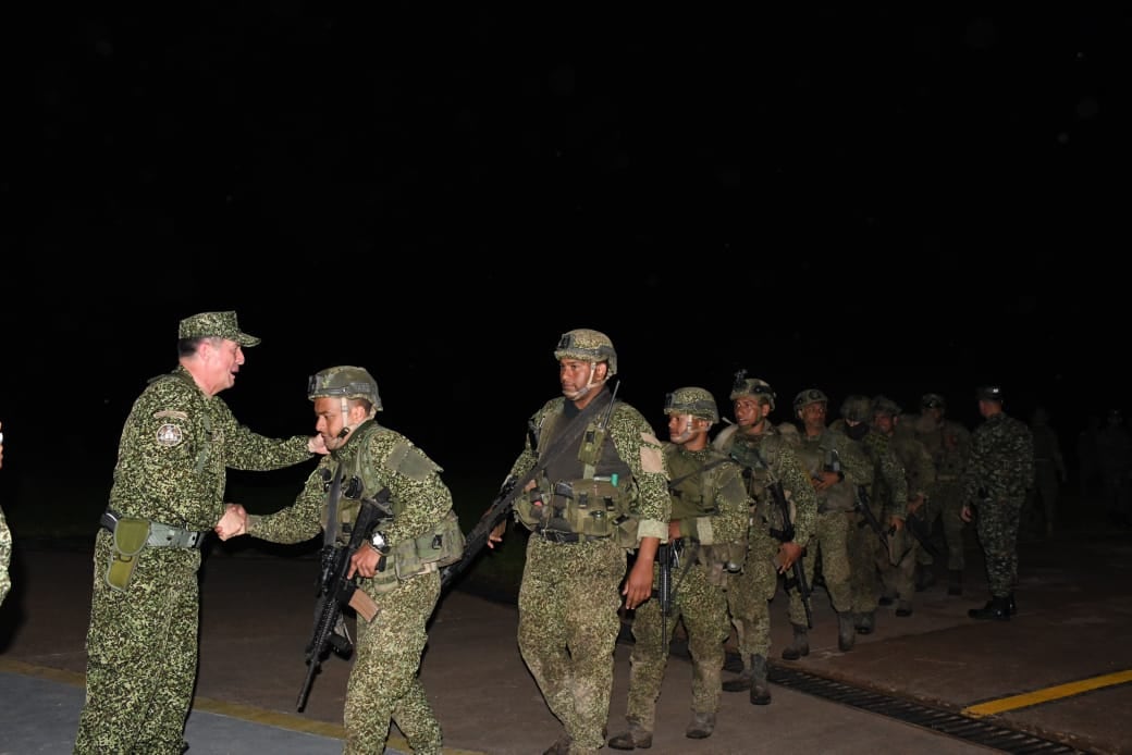 Los soldados liberados recibiendo un saludo de parte del almirante Francisco Cubides, comandante general de las Fuerzas Militares.