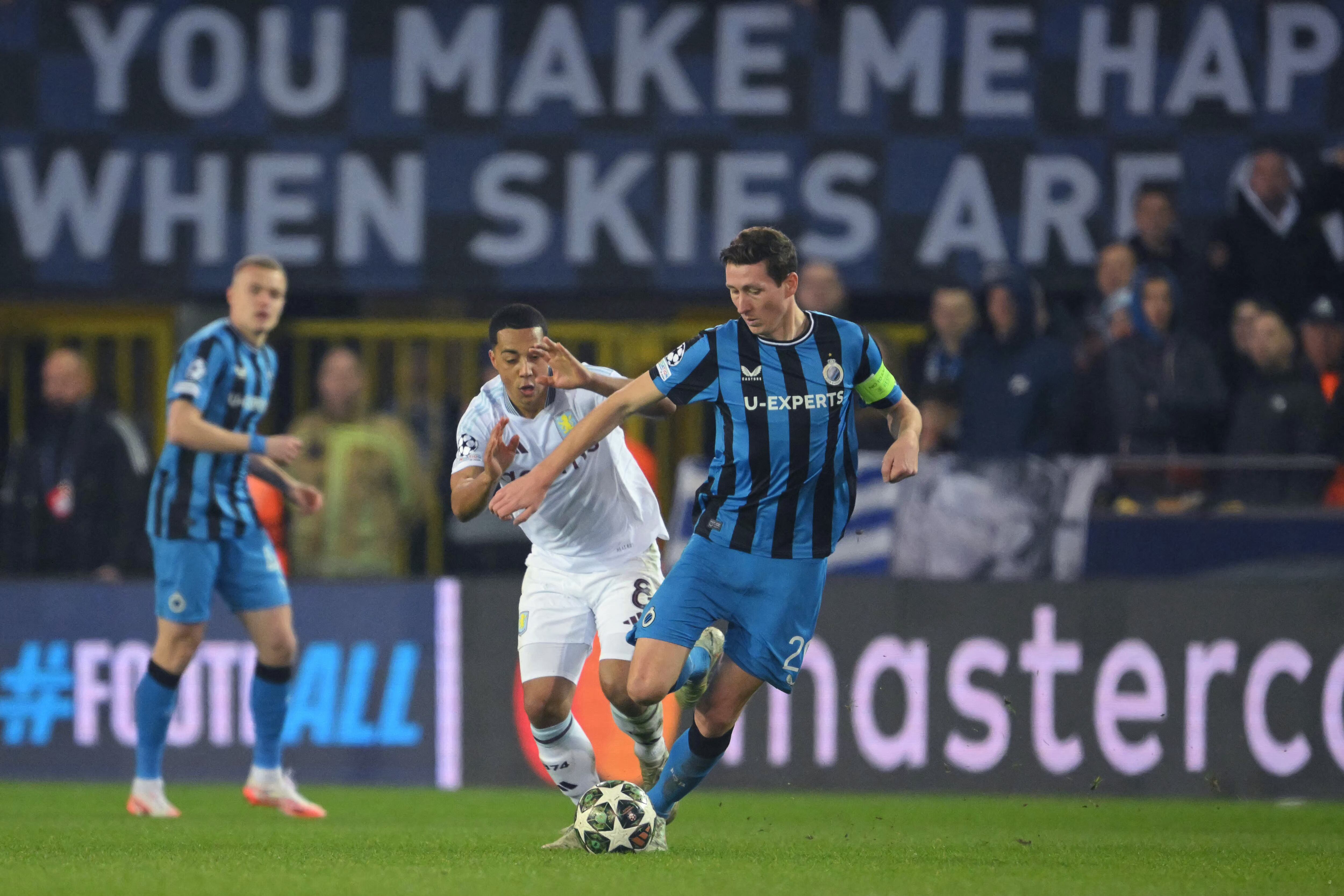 El centrocampista belga #20 del Club Brugge Hans Vanaken (R) lucha por el balón con el mediocampista belga #08 Youri Tielemans del Aston Villa durante el partido de ida de octavos de final de la Liga de Campeones de la UEFA entre el Club Brugge KV y el Aston Villa FC en el estadio Jan Breydel de Brujas, el 4 de marzo de 2025.